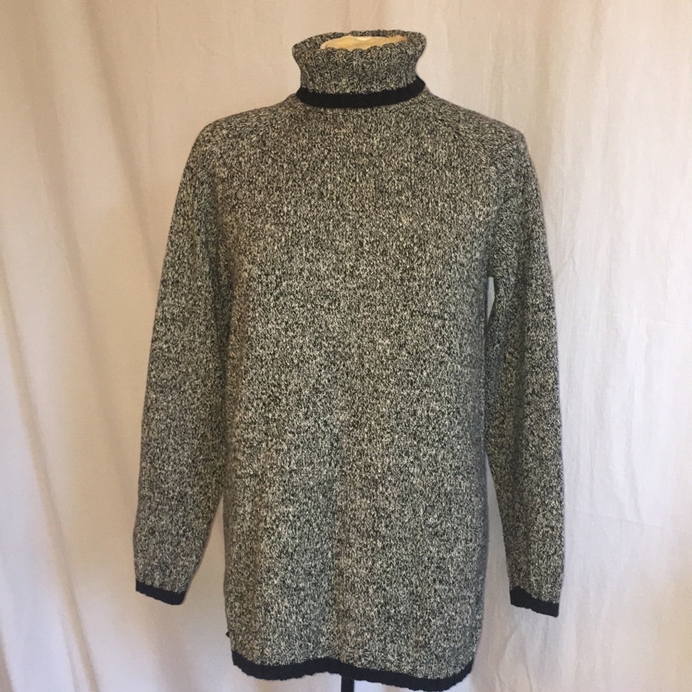 Chelsea Cambell  Petites bk/wht turtleneck Size S